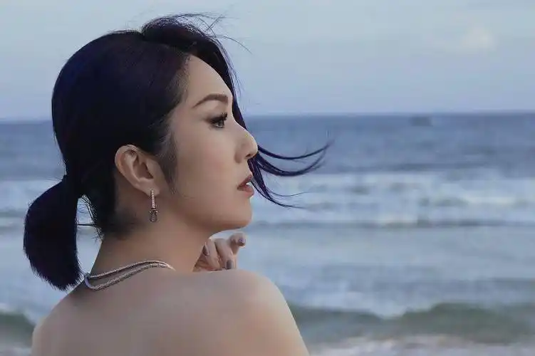 杨千嬅抹胸礼服造型化身优雅黑天鹅 低马尾慵懒随性不失气场_写真