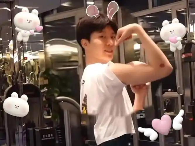 宝藏男孩范丞丞  #可可爱爱的范丞丞健身秀肌肉的小猪包也太可爱了