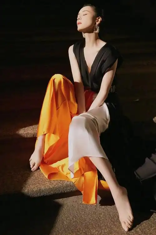 美女明星光脚丫指甲油显的脚丫又白又嫩