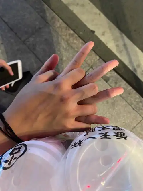 好朋友滴手 真的很好看 每次出门必拍牵手照#好闺蜜  #牵手照