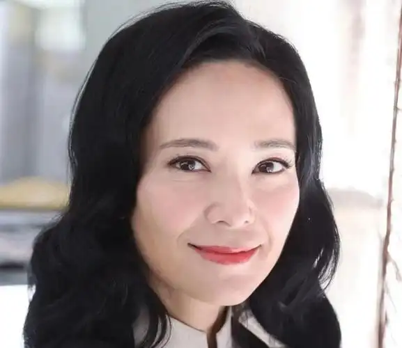 混血高学历港姐郭羡妮,屡遇渣男事业滑坡,如今嫁河南农村小伙儿