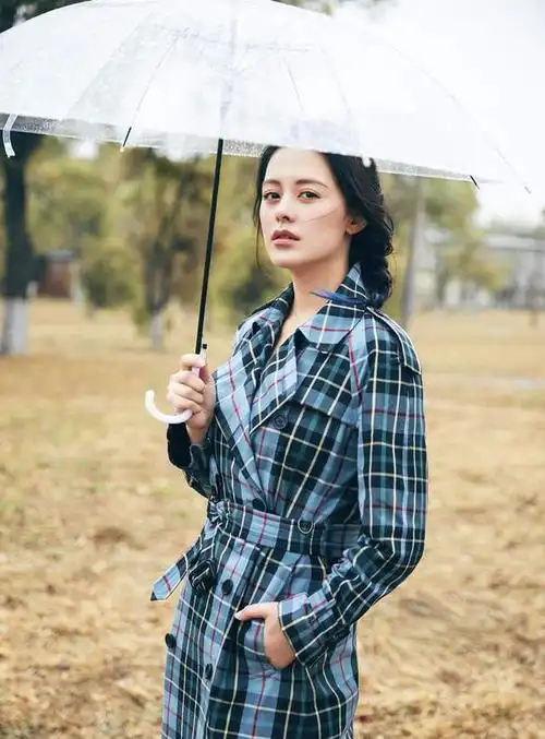 王力可电影《山歌》热映 最新街拍曝光时尚感十足__凤凰网