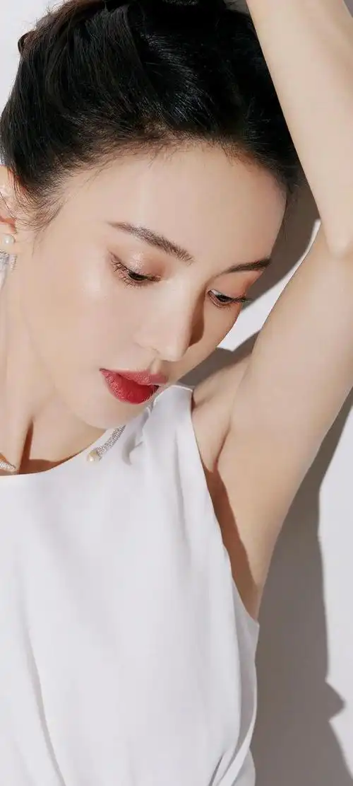 金晨,一位光彩照人的女演员,以其优雅的气质和卓越的演技赢得了广大