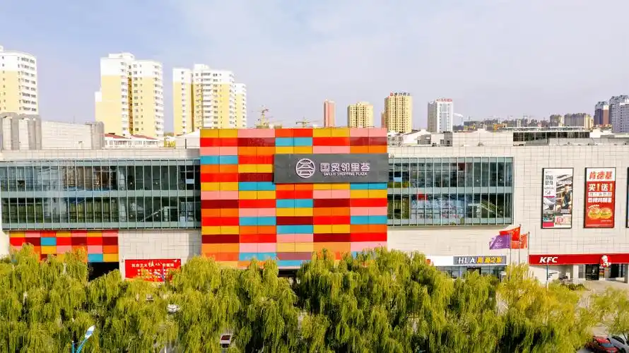 左右滑动查看更多图片>国贸邻里荟以"立方长廊"为设计理念,采用街区