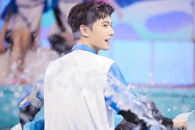 请杨洋一直待在水里