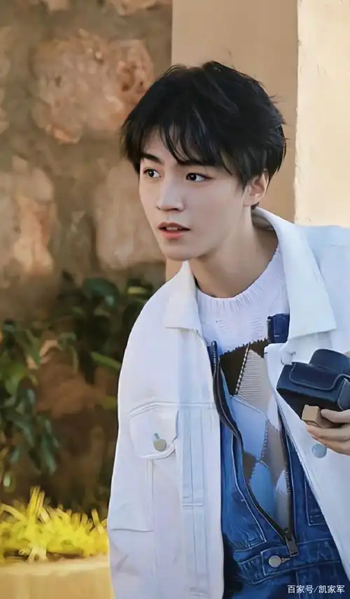 王俊凯彩排幕后视频,背影杀令人心动,打破身高谣言|侧颜|生活照|元宵