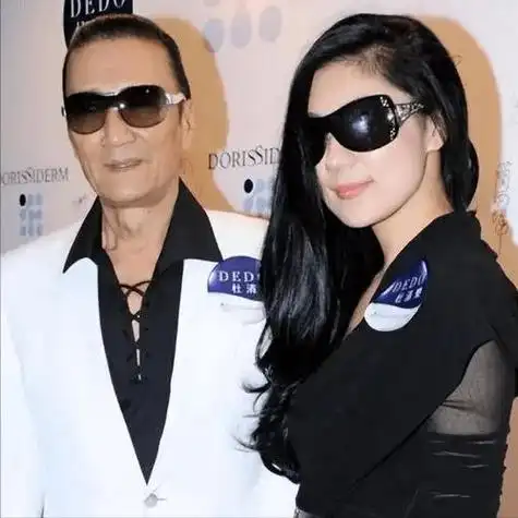 20岁嫩模与69岁谢贤相恋12年后获2000万分手费如今过得怎样