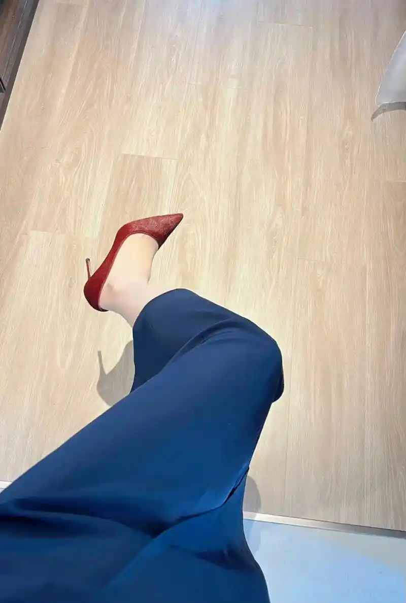 红色高跟鞋好好看98#时尚穿搭# #丝袜# #美腿丝袜高跟鞋