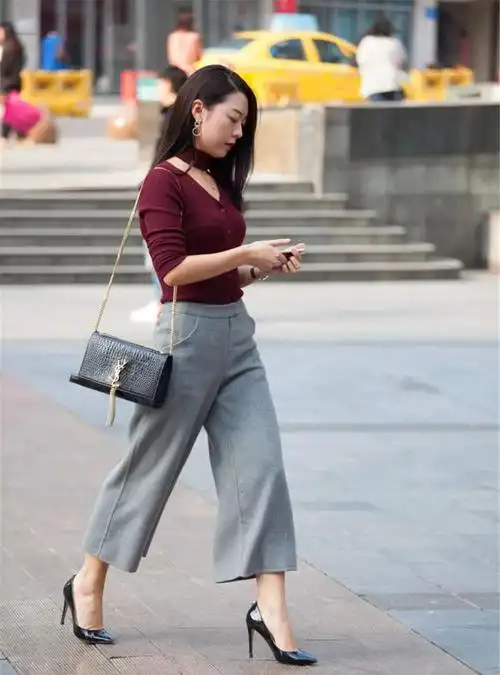 女性穿搭高跟鞋,显得成熟又有女人味