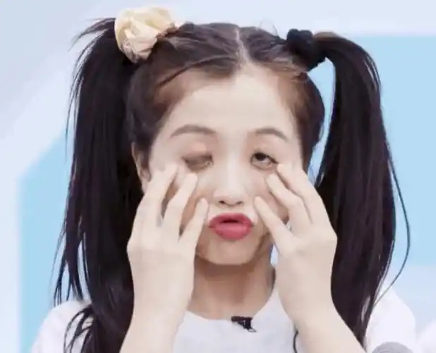 本以为虞书欣很造作,看到她扮鬼脸的样子,还有比她真实的吗?