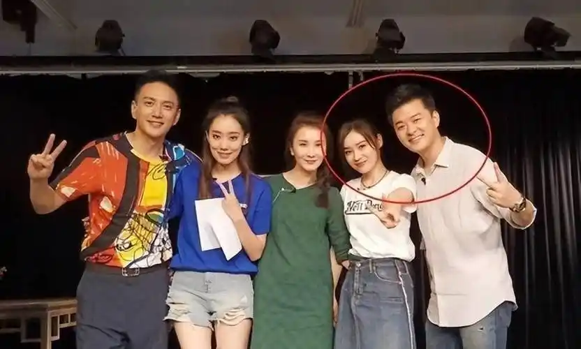 在照片中,张戈单膝下跪向王鸥求婚,他们的朋友还发布了这张照片,附言