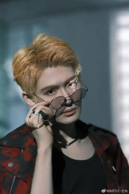 力丸金发眼镜大片