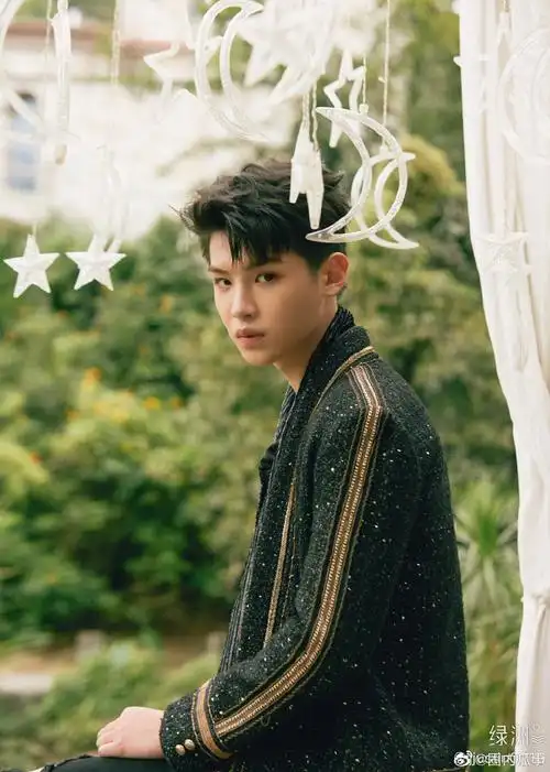 黄明昊宇宙打歌中心#无框眼镜 印花针织毛衣 仙气飘飘的泡泡,帅呆