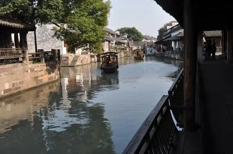 素有"最后的枕水人家"之誉,是典型的江南水乡古镇,有"鱼米之乡,丝绸之