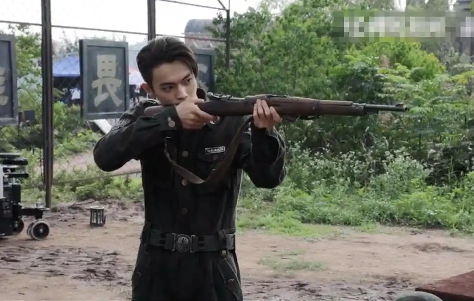 许凯片场打枪花絮曝光 穿军装端长枪眼神坚毅挺拔帅气