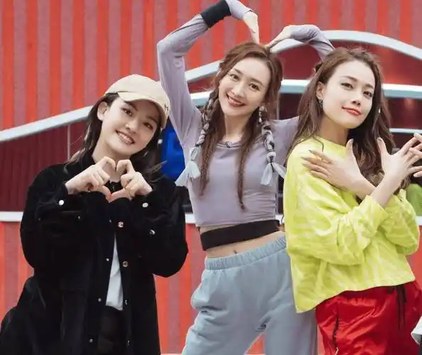 《浪姐2》练习室大片曝光,李菲儿暴露身高缺陷,那英舞姿像做法_姐姐