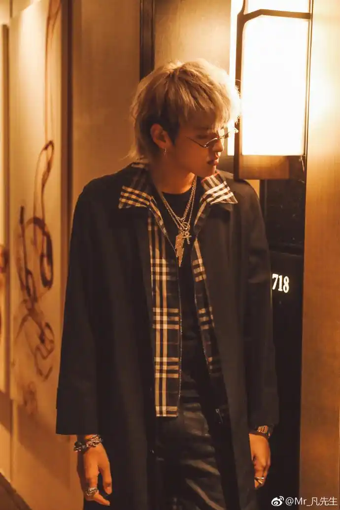 最近吴亦凡留了个新发型,叫鲻鱼头