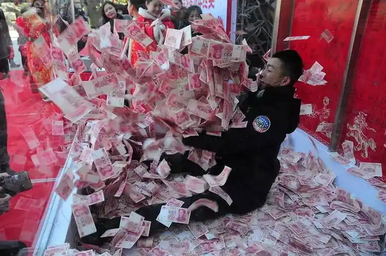 壕!杭州某景区派发年终奖,百万大钞满天飞