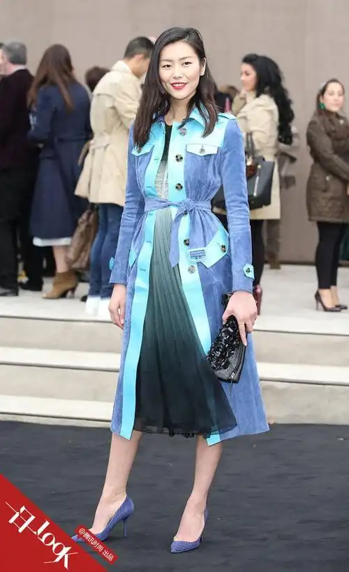刘雯蓝色风衣打造英伦都市范_明星资讯_中国服装网