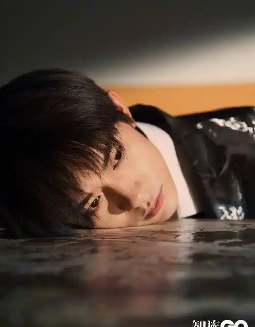 易烊千玺也找不到发廊了吗?刘海盖眼双眼迷离,忧郁少年上线!