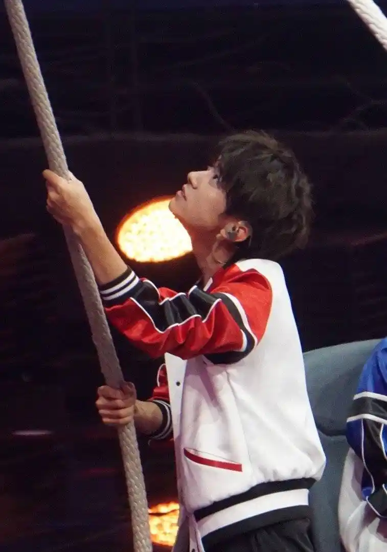 原创易烊千玺采访中称自己越来越封闭不爱说话了要好好调整自己啊