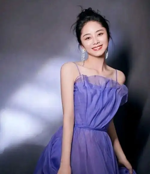 谭松韵穿紫色吊带连衣裙真好看配上流苏耳环既精致又有女人味