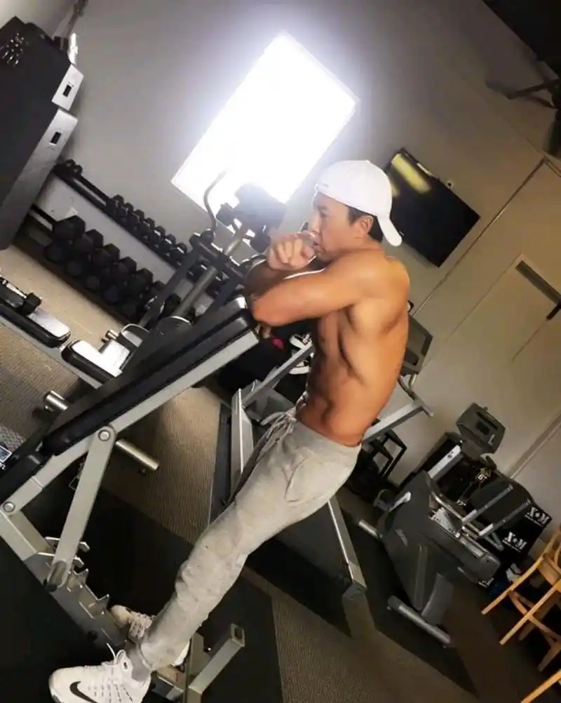 甄子丹晒健身照,56岁的他浑八块腹肌,身材超级棒!