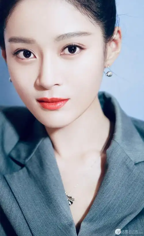 王媛可,西装美女,丸子头,职业装,女强人,大陆明星,女演员,王媛可丸子