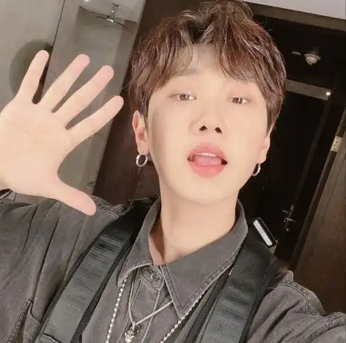 来一个汪苏泷自拍楼