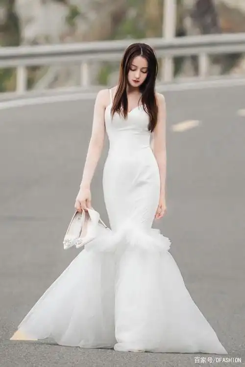 迪丽热巴释出一组婚纱造型风尚美照,颜值好穿什么都好看