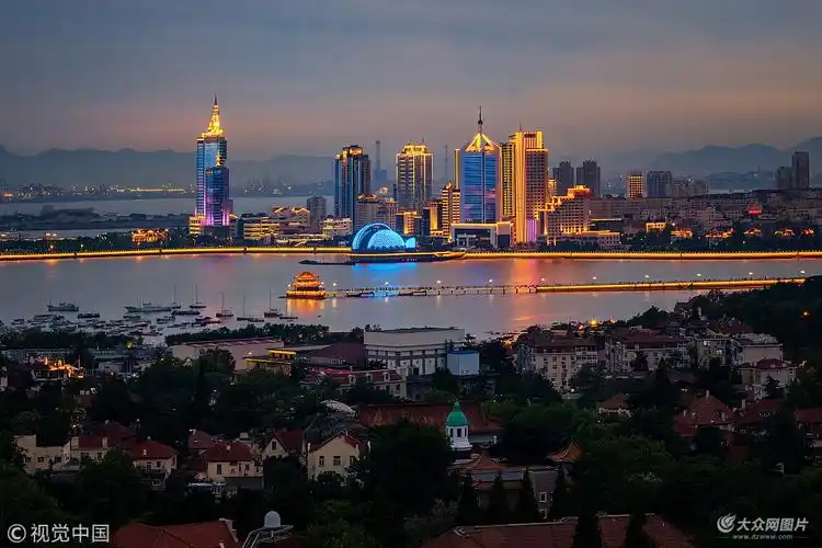 即将召开的上合峰会给青岛城市带来了美轮美奂的五彩夜色,为祖国的