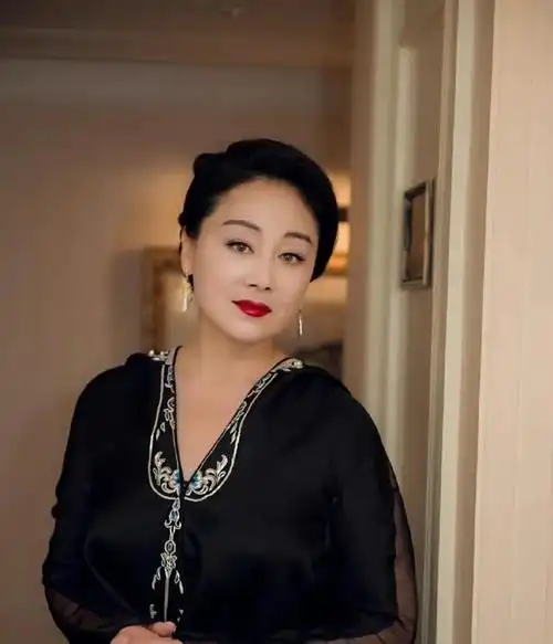 王姬:嫁初恋高峰,结婚33年儿女双全,如今女儿是她的骄傲