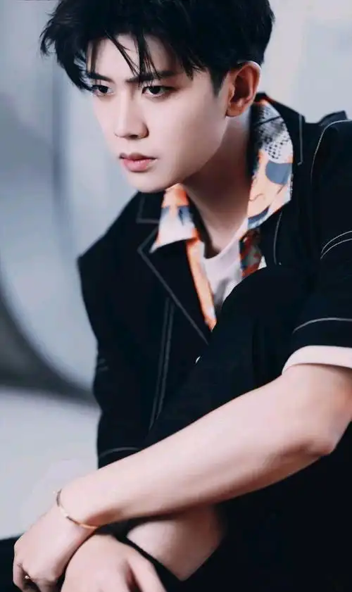 任嘉伦的帅气穿搭,你能打几分呢?西装儒雅,休闲装潇洒各有千秋