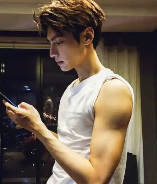 罗云熙的腰有多细穿裤子还需要别夹子女生看到都酸了