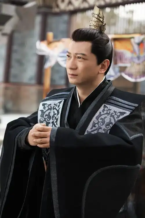 电视剧《精英律师》中,他摇身一变,又成了性格倔强偏激,却又带着三分