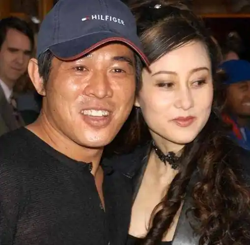 李连杰近照:扎小辫,满脸黑色老年斑,和利智跪坐念经引热议_变化_外表