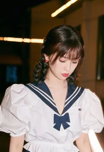 虞书欣晒水手服写真 梳双马尾麻花辫甜笑清新少女
