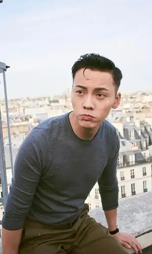 陈伟霆巴黎上演正装诱惑 让人《着迷》