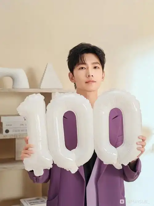杨洋百分写真释出荣耀100系列即将来临