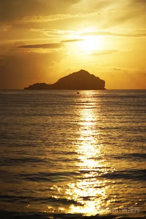 美丽的日出在大海的早晨那一刻