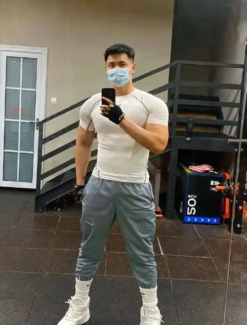 原创身高180cm大长腿80kg肉壮大男孩撸铁深蹲打造出完美翘臀