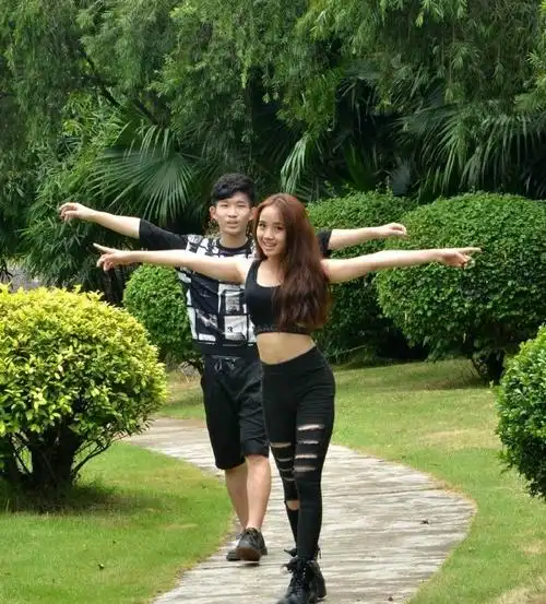 情侣拍摄的"最牛秀恩爱"创意大片火爆网络,这对情侣秀出的几十张照片