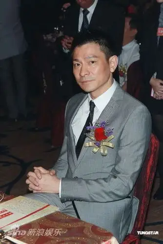 图文:刘德华亮相颁奖礼-刘德华镜头感十足