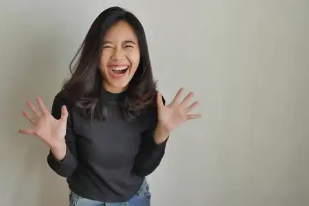 快乐兴奋亚洲妇女笑近距离写真快乐漂亮的亚洲女孩打招呼,随意挥手,非