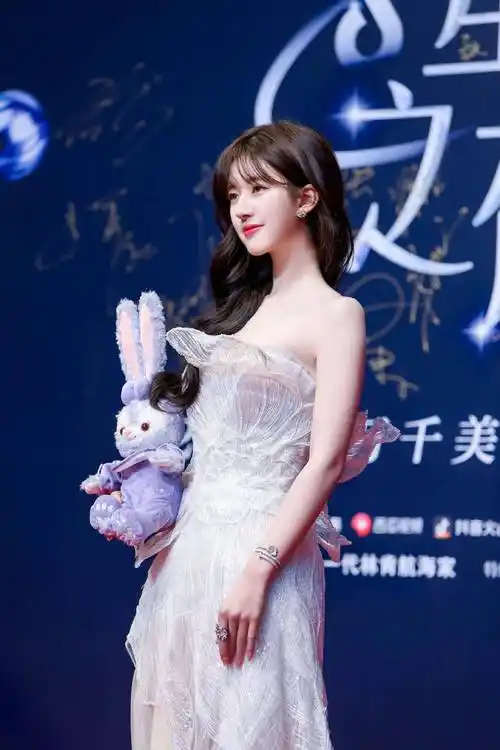 同样是时尚的长卷发,但是赵露思搭配空气刘海和头发一色的黑色蝴蝶结