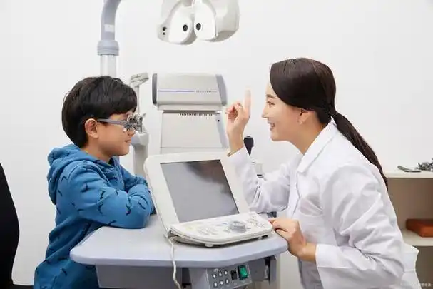 平板电脑等电子屏幕设备的大面积普及应用,儿童青少年近视的问题越来