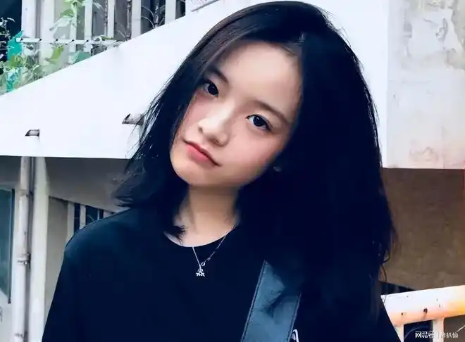 李庚希:获京圈大佬徐静蕾力捧,倪萍护航,吞云吐雾