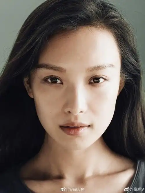 美妮端端正正地坐着好乖哦,修复完照片后的倪妮真的好清纯甜美,从小到