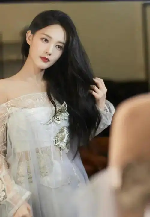 李一桐一字肩蕾丝纱裙