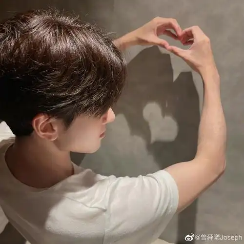 曾舜晞的各种比心73